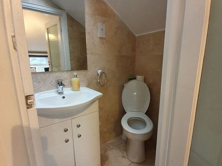 家庭间, Ebury House