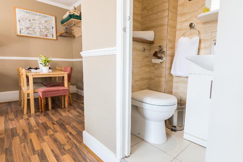 Семейный Номер, Ebury House