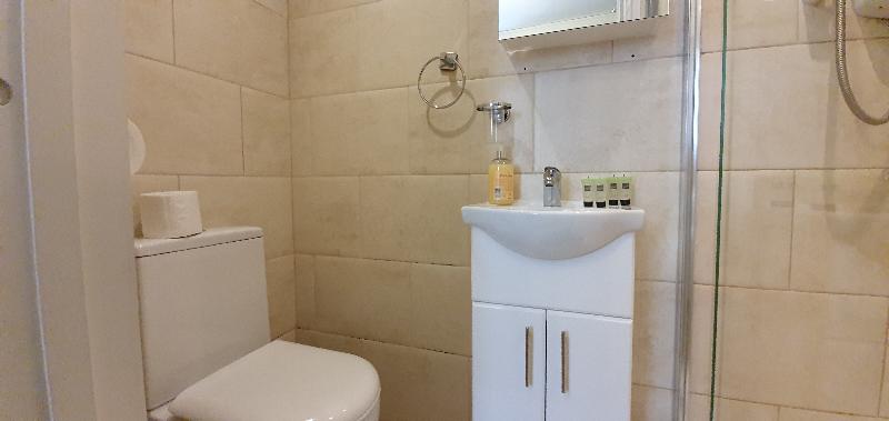 四人标准间, Ebury House