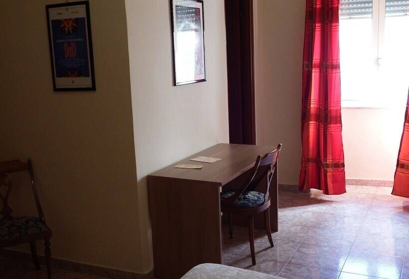 غرفة قياسية ثلاثية, Touring