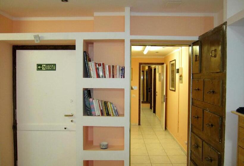 اتاق استاندارد سه تخته با سرویس بهداشتی مشترک, Star Hostel