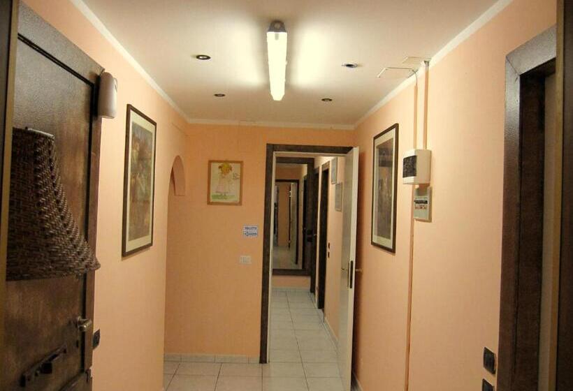 اتاق استاندارد چهارنفره با سرویس بهداشتی مشترک, Star Hostel
