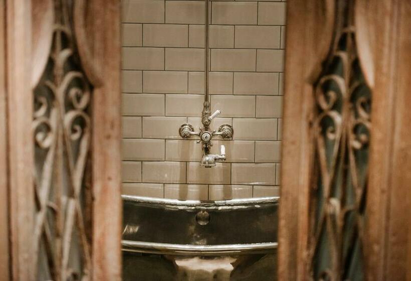 スタンダードルーム, Newton Hall