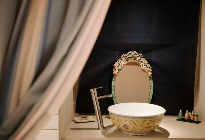 デラックスルーム, Newton Hall