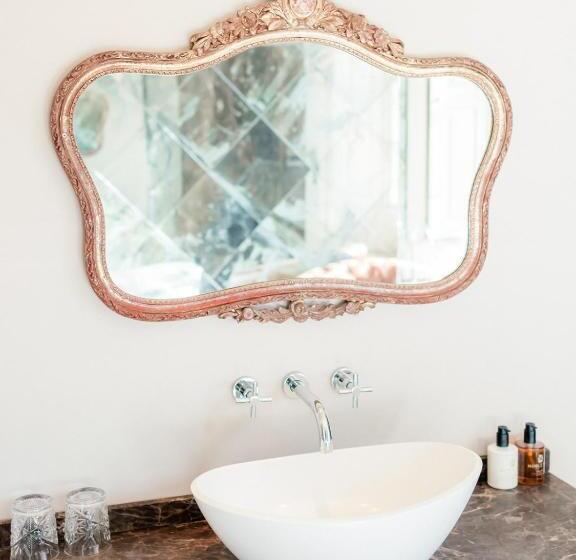 デラックスルーム, Newton Hall