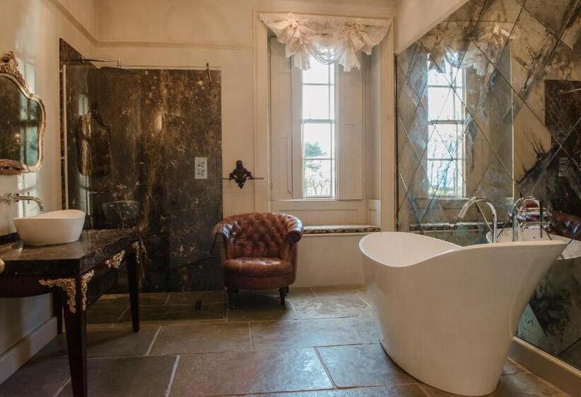 デラックスルーム, Newton Hall