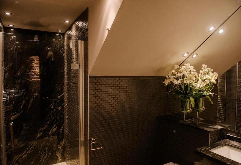 スタンダードルーム, Newton Hall