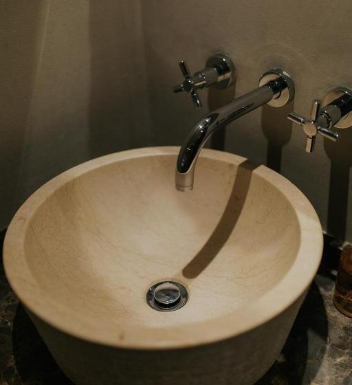 スタンダードルーム, Newton Hall