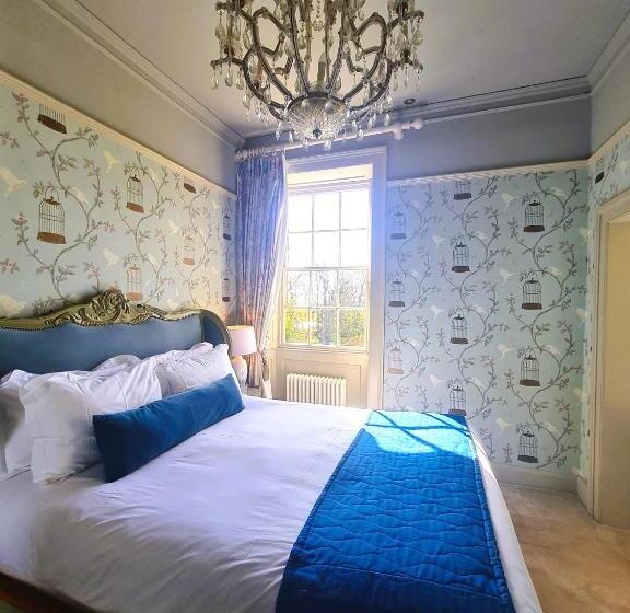 Номер Стандарт, Newton Hall