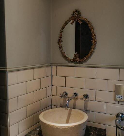 インサイドクラシックルーム, Newton Hall