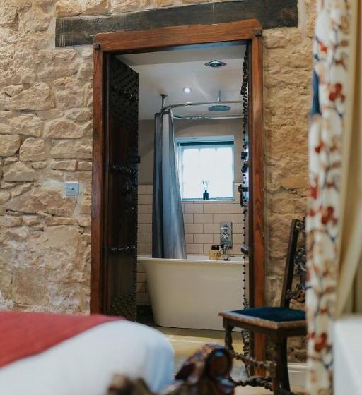 インサイドクラシックルーム, Newton Hall