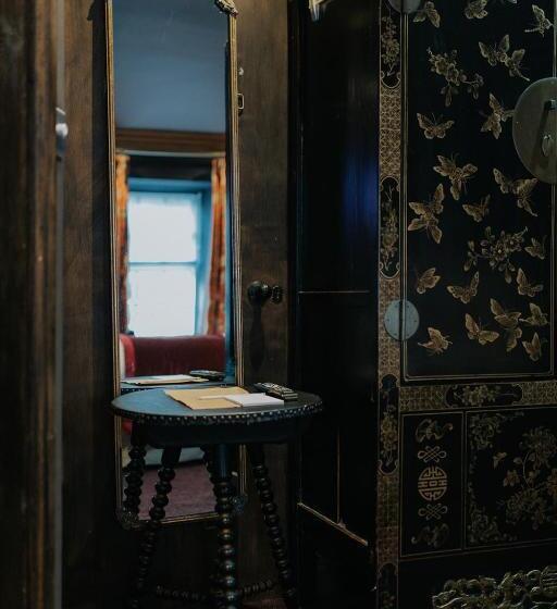 スタンダードインサイドビュールーム, Newton Hall