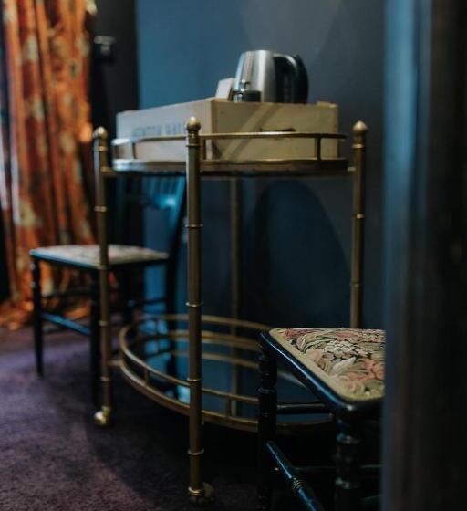 スタンダードインサイドビュールーム, Newton Hall