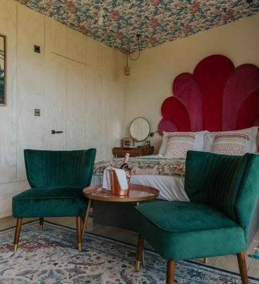 ファミリールーム, Newton Hall