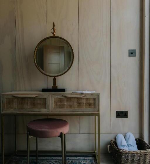 スタンダードルーム, Newton Hall