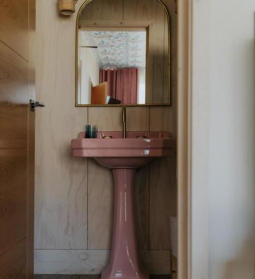 スタンダードルーム, Newton Hall