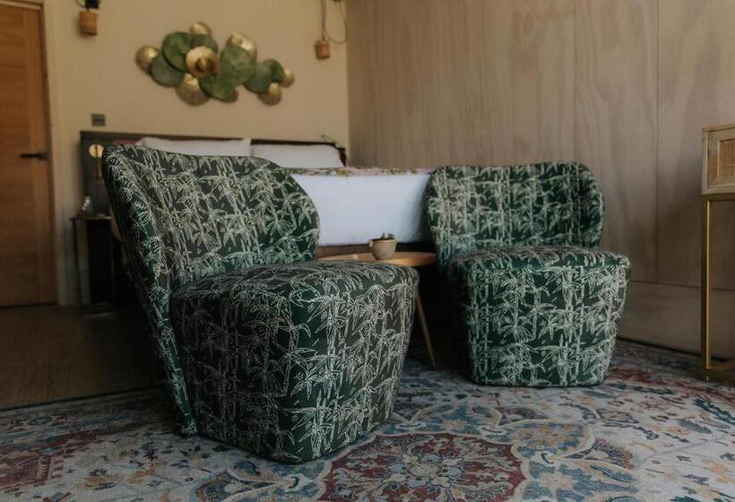 スタンダードルーム, Newton Hall