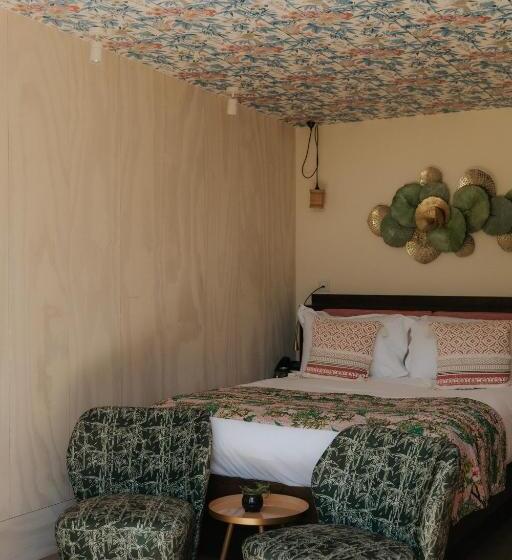 スタンダードルーム, Newton Hall