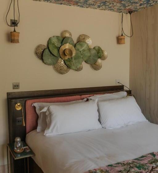 スタンダードルーム, Newton Hall