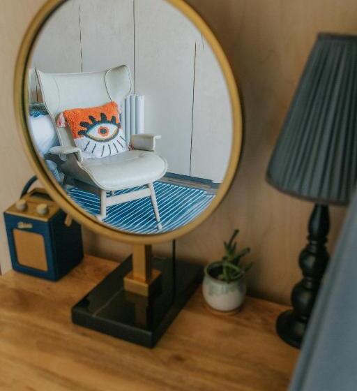 スタンダードルーム, Newton Hall