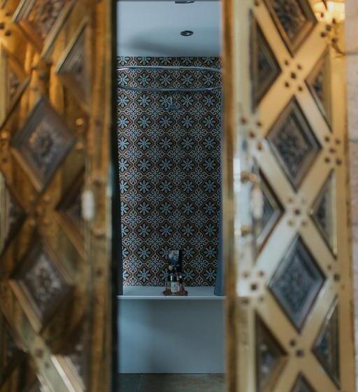 デラックスルーム, Newton Hall