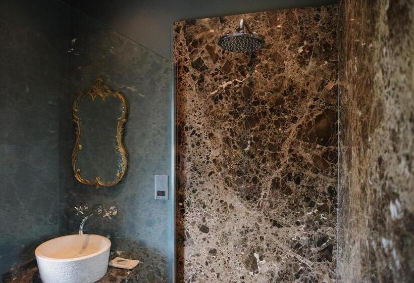 デラックスルーム, Newton Hall