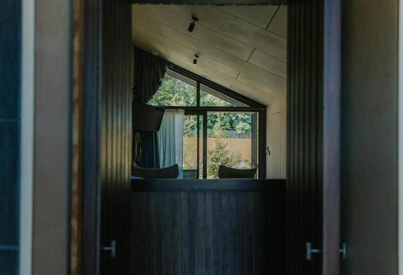 Номер Стандарт, Newton Hall