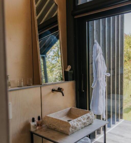 スタンダードルーム, Newton Hall