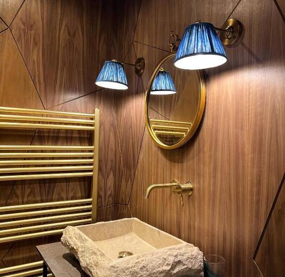 スタンダードルーム, Newton Hall