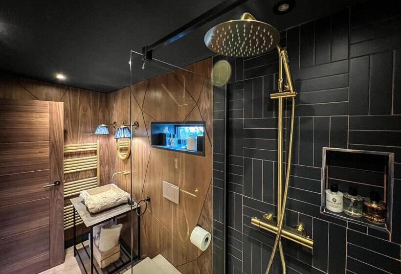 スタンダードルーム, Newton Hall