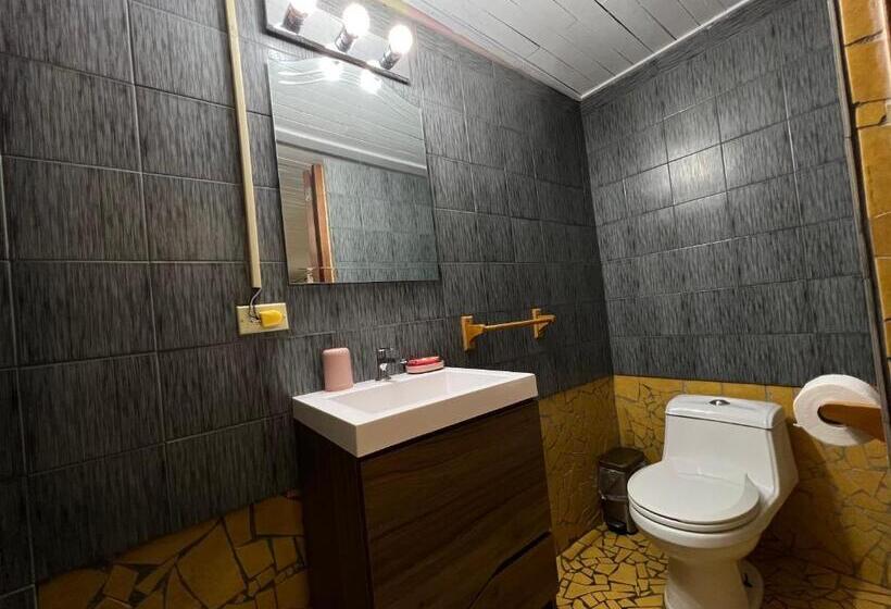 基本间, Monkey Lodge Panama