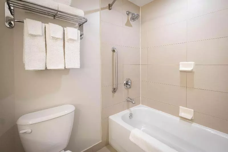 キングサイズベッドのスイートルーム, Holiday Inn Express Kingston Central, An Ihg