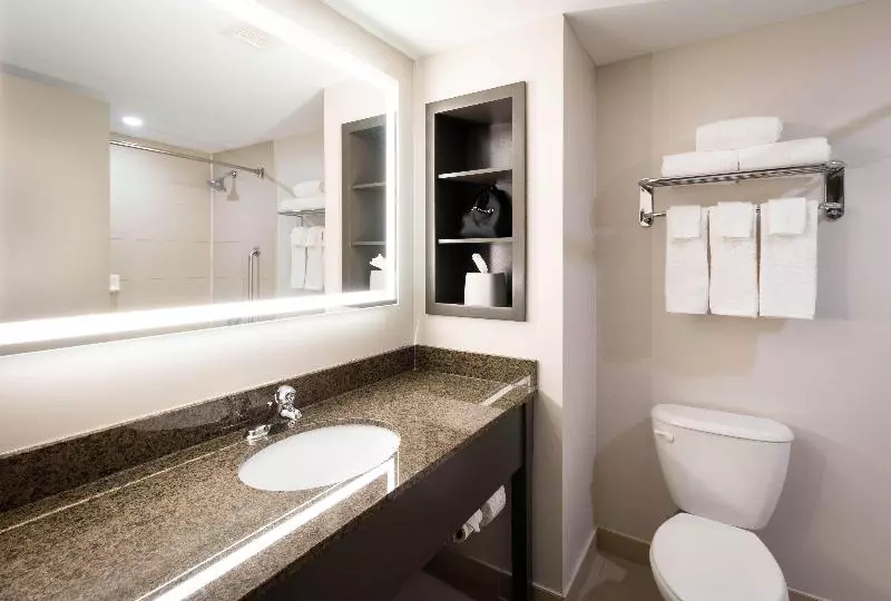 キングサイズベッドのスイートルーム, Holiday Inn Express Kingston Central, An Ihg