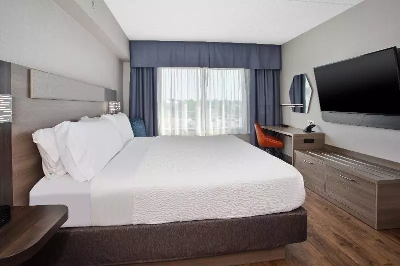 キングサイズベッドのスイートルーム, Holiday Inn Express Kingston Central, An Ihg