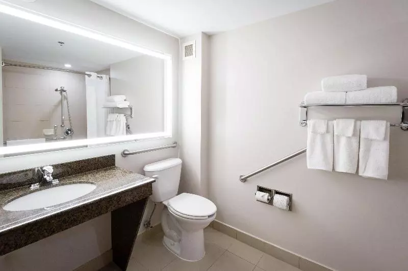 キングサイズベッドのスタンダードルーム, Holiday Inn Express Kingston Central, An Ihg