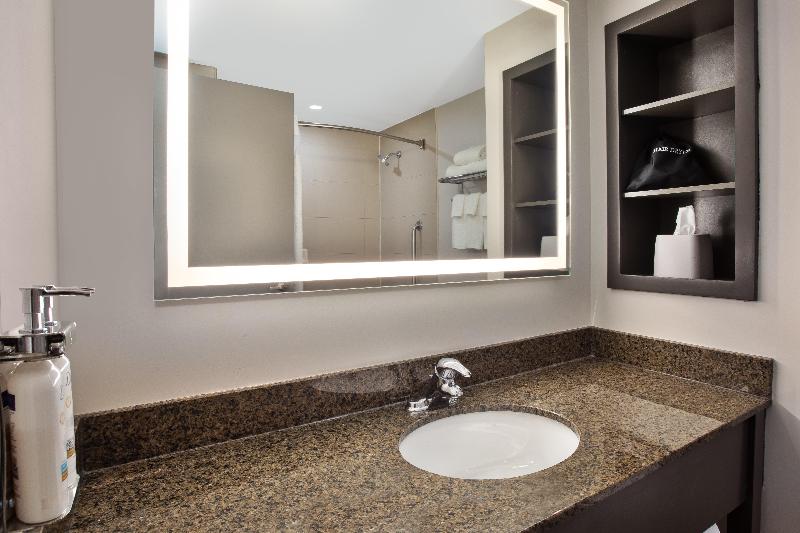 带大床的套房, Holiday Inn Express Kingston Central, An Ihg