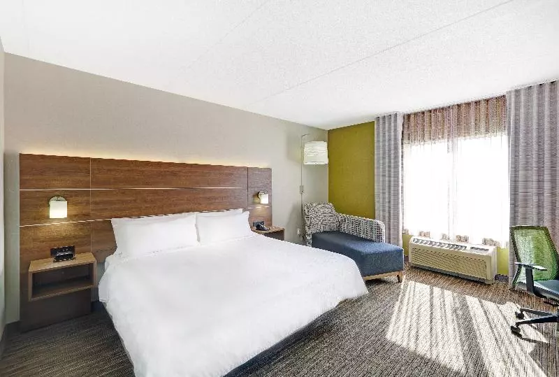 身障者適用キングサイズベッドルーム, Holiday Inn Express & Suites Woodstock, On Canada