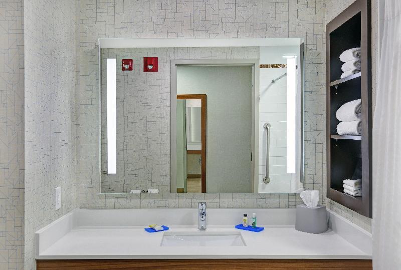 غرفة قياسية سرير كينج لذوى الإحتياجات الخاصة, Holiday Inn Express & Suites   Woodstock, On Canada