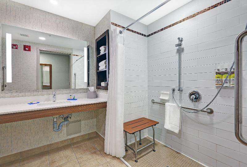 适合残疾人士使用的带超级大床的标准间, Holiday Inn Express & Suites   Woodstock, On Canada