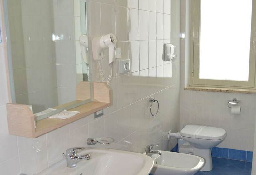 标准三人间, La Lanterna