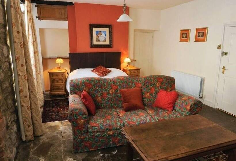 Семейный Номер, The Old Well Inn