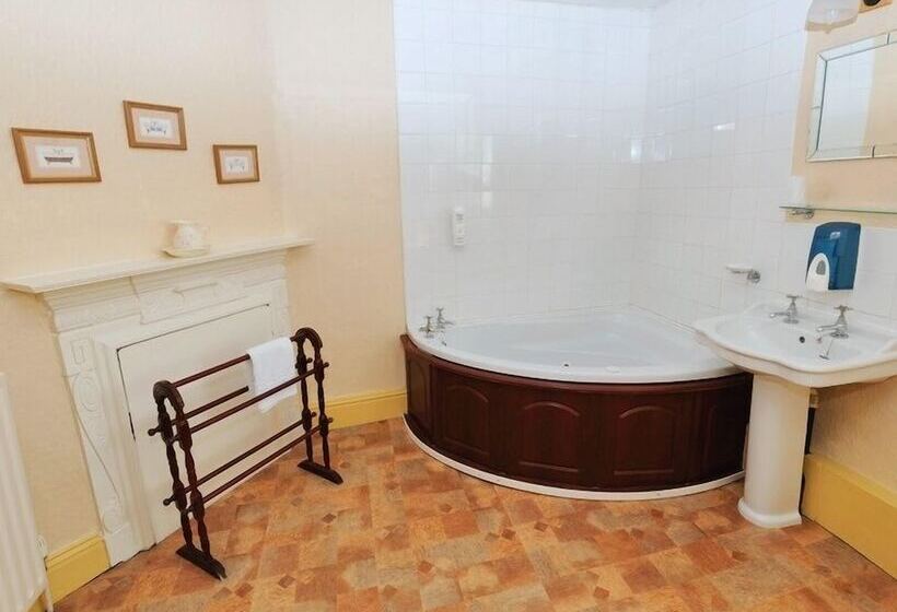 Семейный Номер, The Old Well Inn