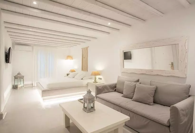 سوییت جونیور, Paros Palace