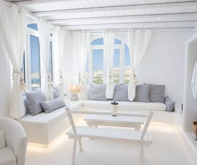 سوییت لوکس, Paros Palace