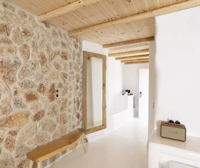 سوییت سوپریور, Paros Palace