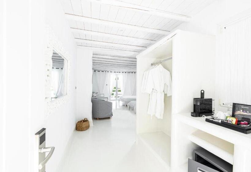 标准三人间, Paros Palace