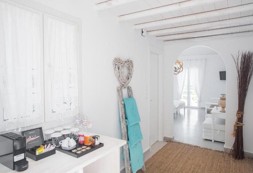 标准三人间, Paros Palace