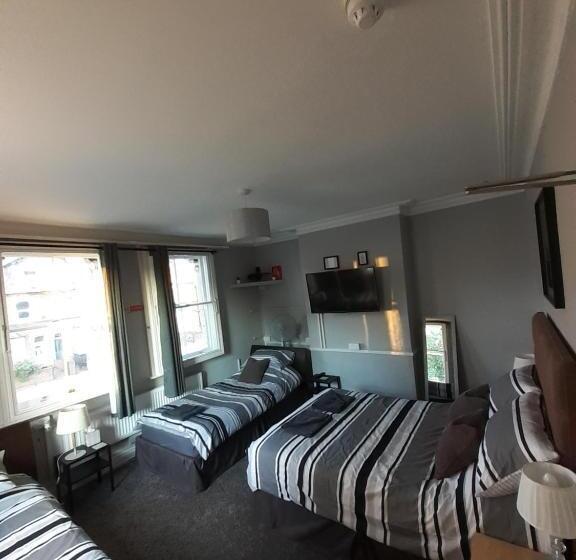 חדר אקונומי לשלושה, Caversham Lodge