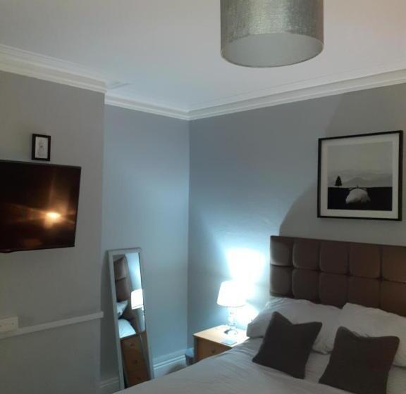 חדר אקונומי לשלושה, Caversham Lodge