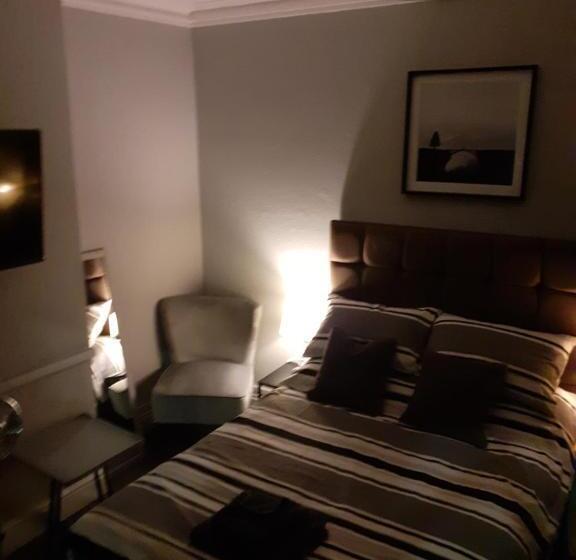 חדר אקונומי לשלושה, Caversham Lodge